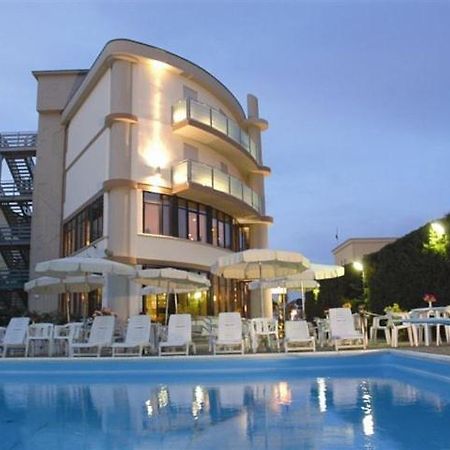 Hotel Capitol San Mauro Mare Bagian luar foto