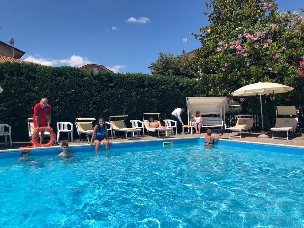 Hotel Capitol San Mauro Mare Bagian luar foto