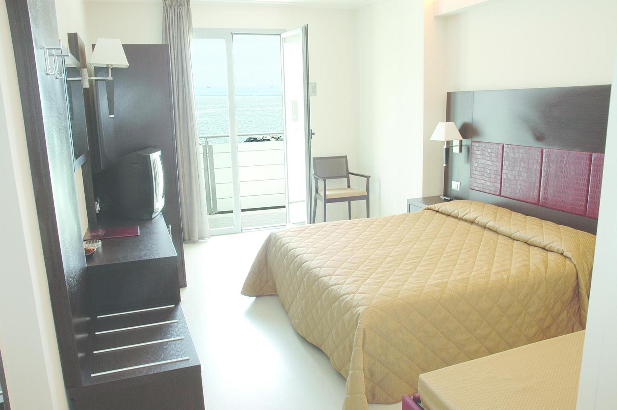 Hotel Capitol San Mauro Mare Bagian luar foto