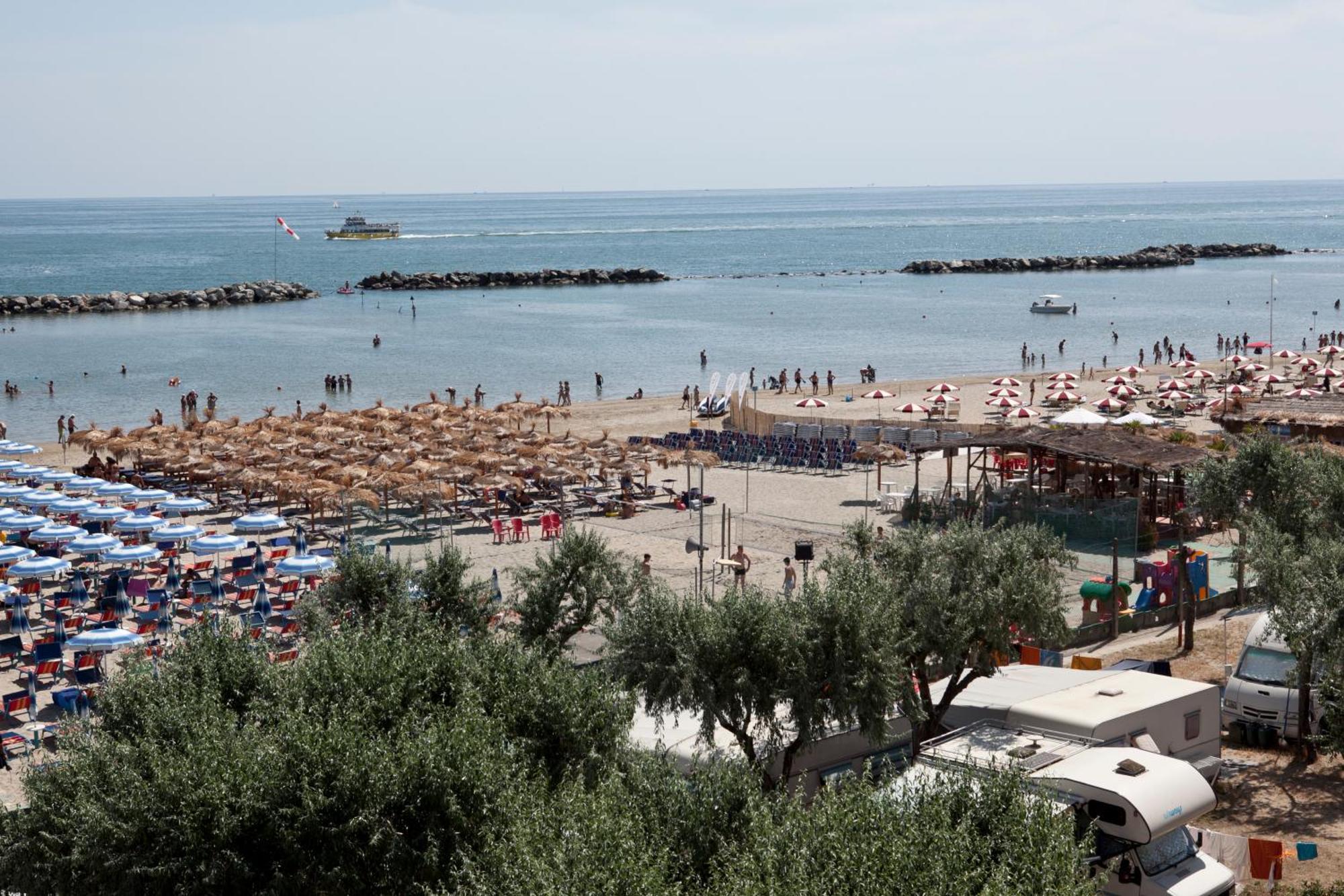 Hotel Capitol San Mauro Mare Bagian luar foto