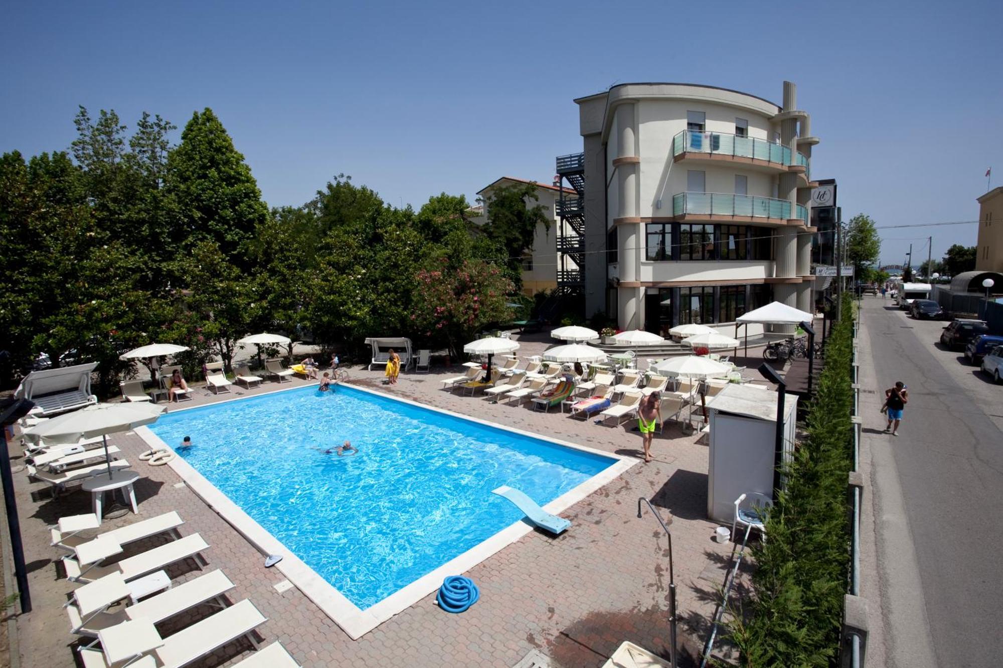 Hotel Capitol San Mauro Mare Bagian luar foto